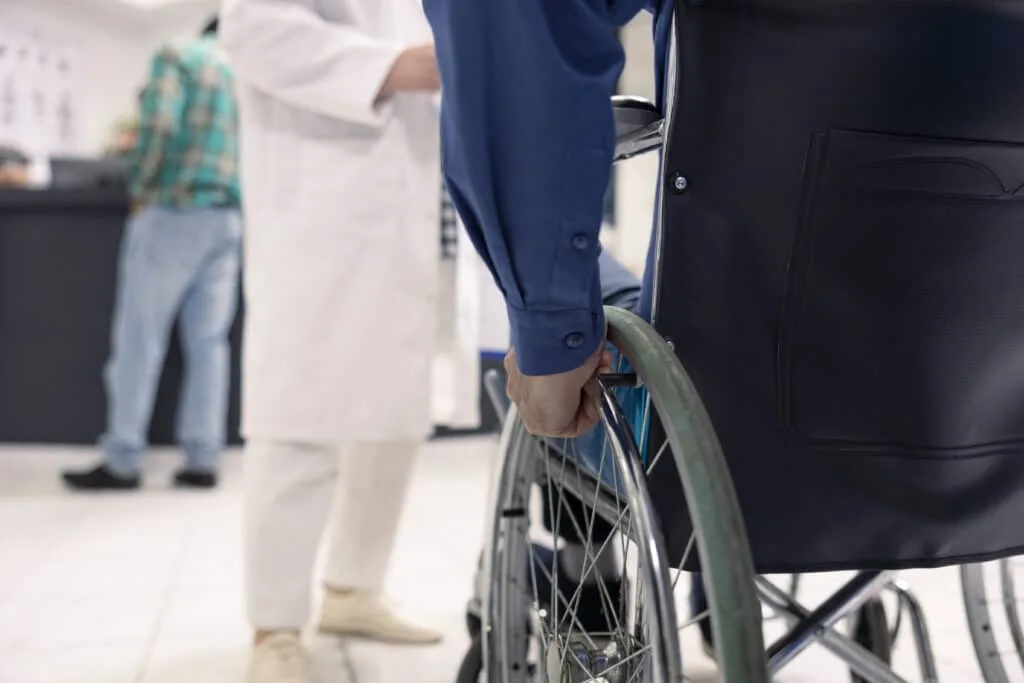 Fauteuil roulant : location ou achat, ce que la réforme change au comptoir